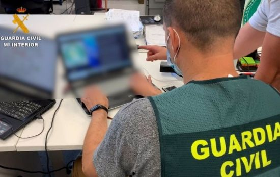 Un agente de la Guardia Civil investiga varias estafas / EP Un agente de la Guardia Civil investiga varias estafas / EP
