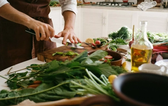 Una persona cocinando con verduras/ PEXELS Una persona cocinando con verduras/ PEXELS