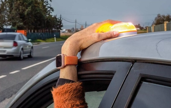 Dispositivo V16, que sustituirá los triángulos de señalización / DGT Dispositivo V16, que sustituirá los triángulos de señalización / DGT