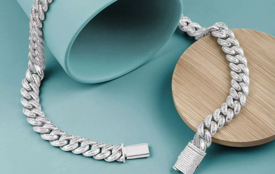 Un collar de plata y piedras que estaban en un cajón después de usar el truco/ PEXELS Un collar de plata y piedras que estaban en un cajón después de usar el truco/ PEXELS