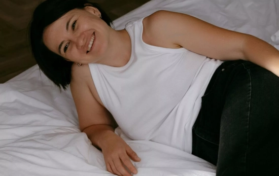 Una mujer tumbada encima de un colchón hinchable de Lidl/ CANVA Una mujer tumbada encima de un colchón hinchable de Lidl/ CANVA