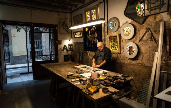 Jorge Aragonés trabaja en su taller, Vitralls / SIMÓN SÁNCHEZ Jorge Aragonés trabaja en su taller, Vitralls / SIMÓN SÁNCHEZ