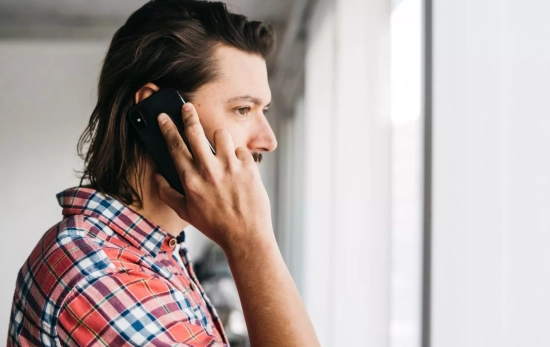 Una persona habla por teléfono / FREEPIK Una persona habla por teléfono / FREEPIK