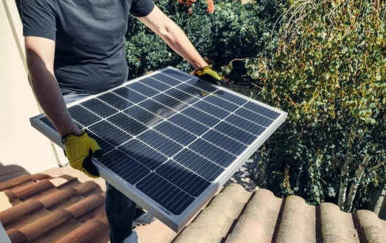 Una persona con una placa solar / PEXELS Una persona con una placa solar / PEXELS