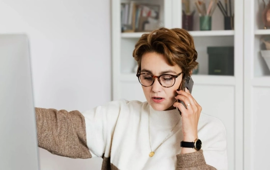 Una persona habla por teléfono / PEXELS Una persona habla por teléfono / PEXELS