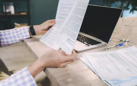 Una persona revisa unos documentos / PEXELS Una persona revisa unos documentos / PEXELS