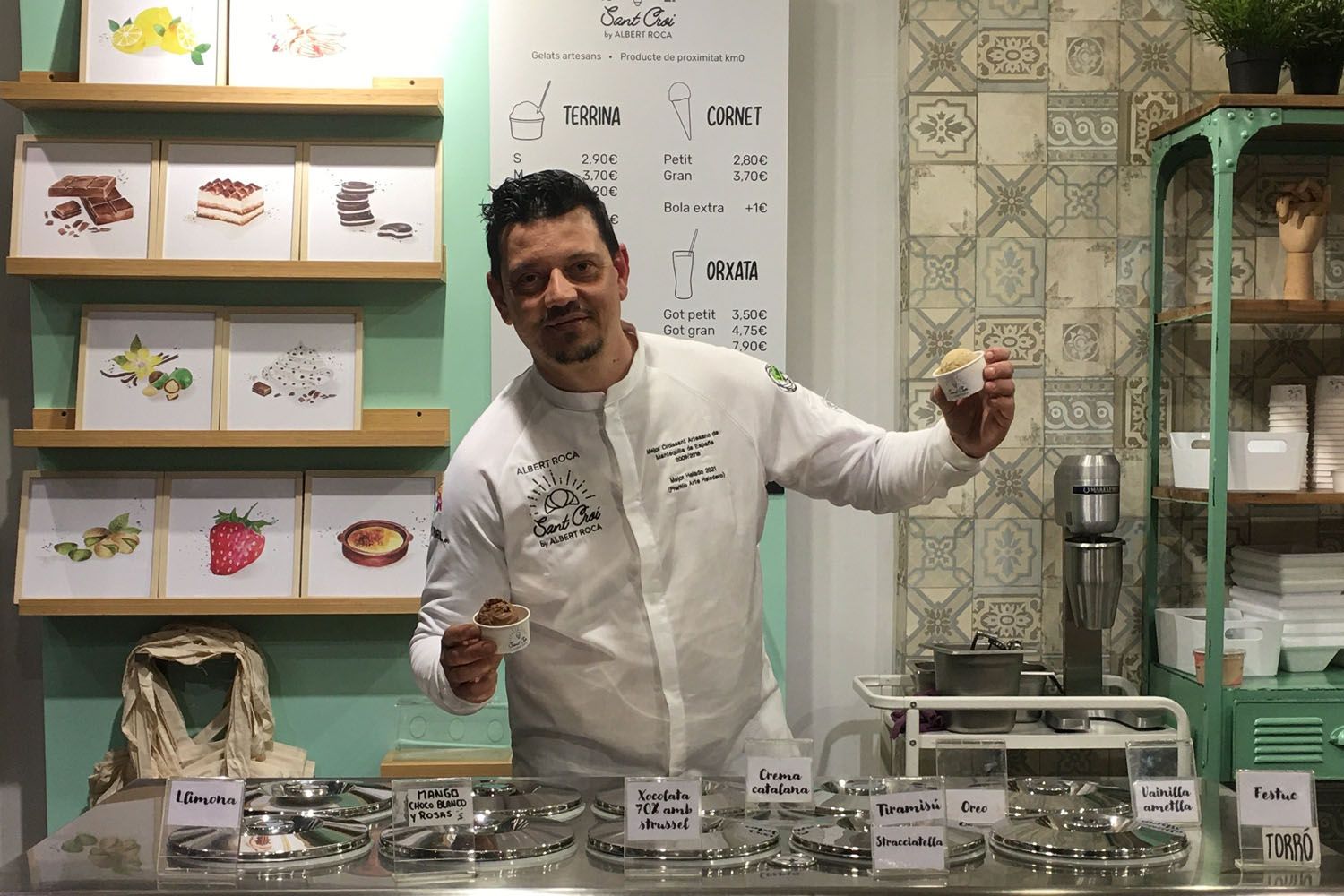 Albert Roca, el mejor pastelero y heladero de España, muestra algunos de sus productos estrella / CG