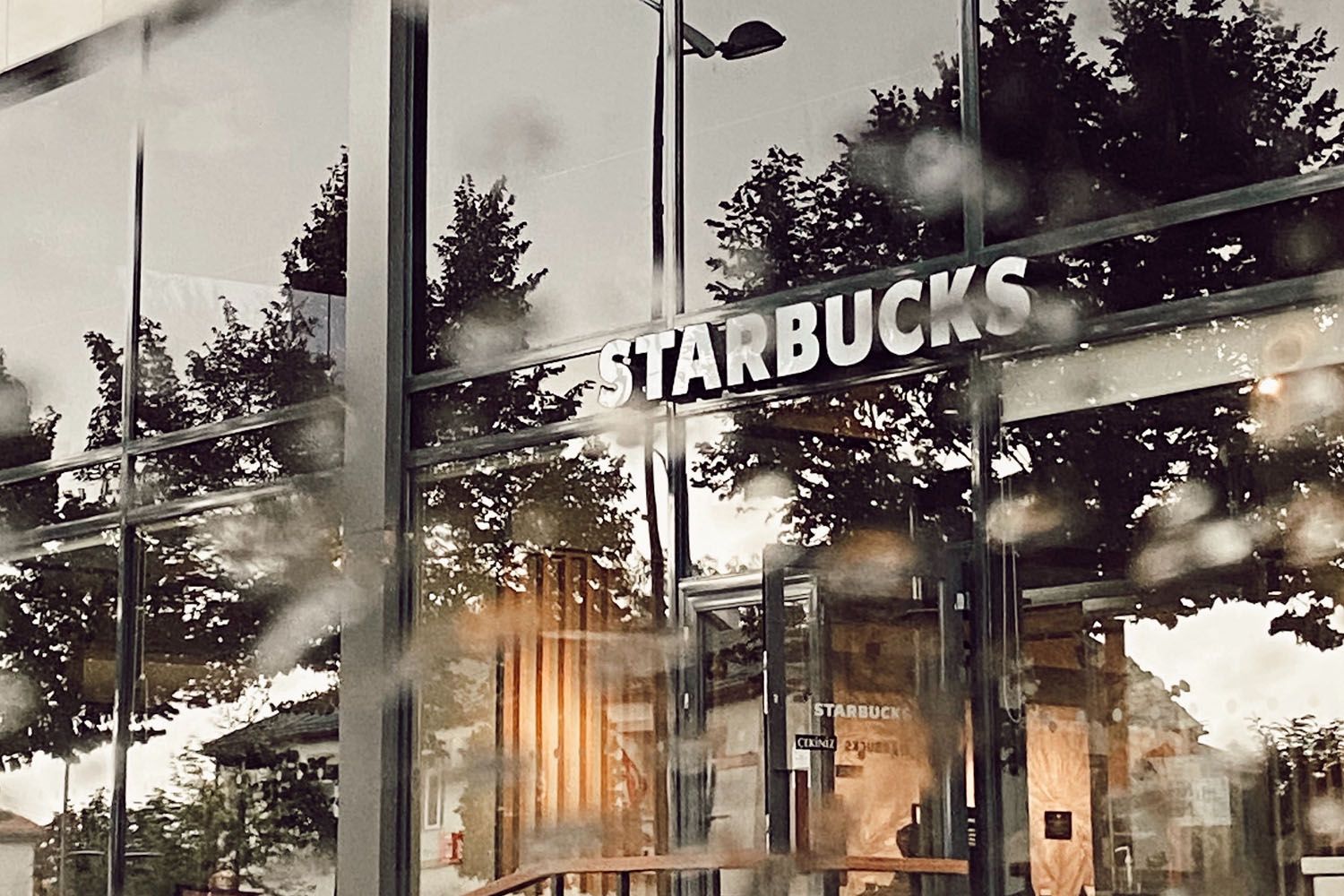 Un establecimiento de Starbucks / PEXELS