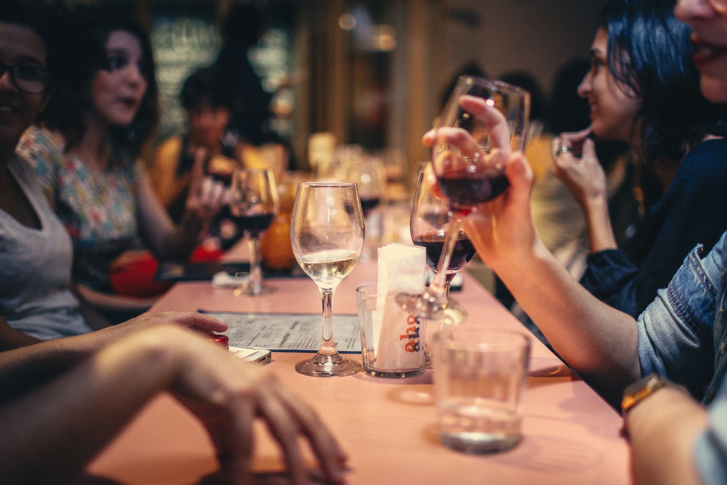 Un grupo de amigos charlando en un bar / PEXELS