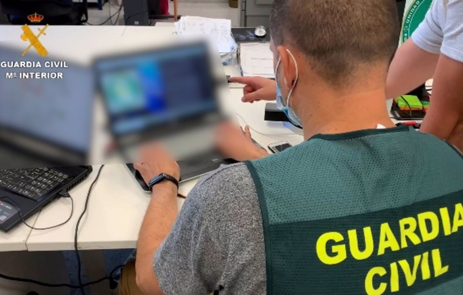 Un agente de la Guardia Civil investiga varias estafas / EP