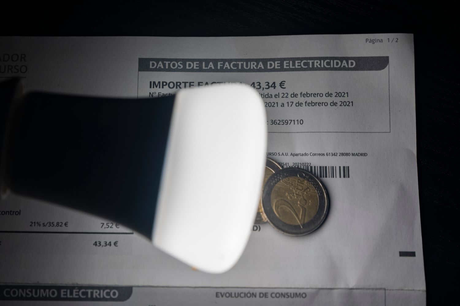 Una lámpara refleja que el precio de la factura de la luz / EP