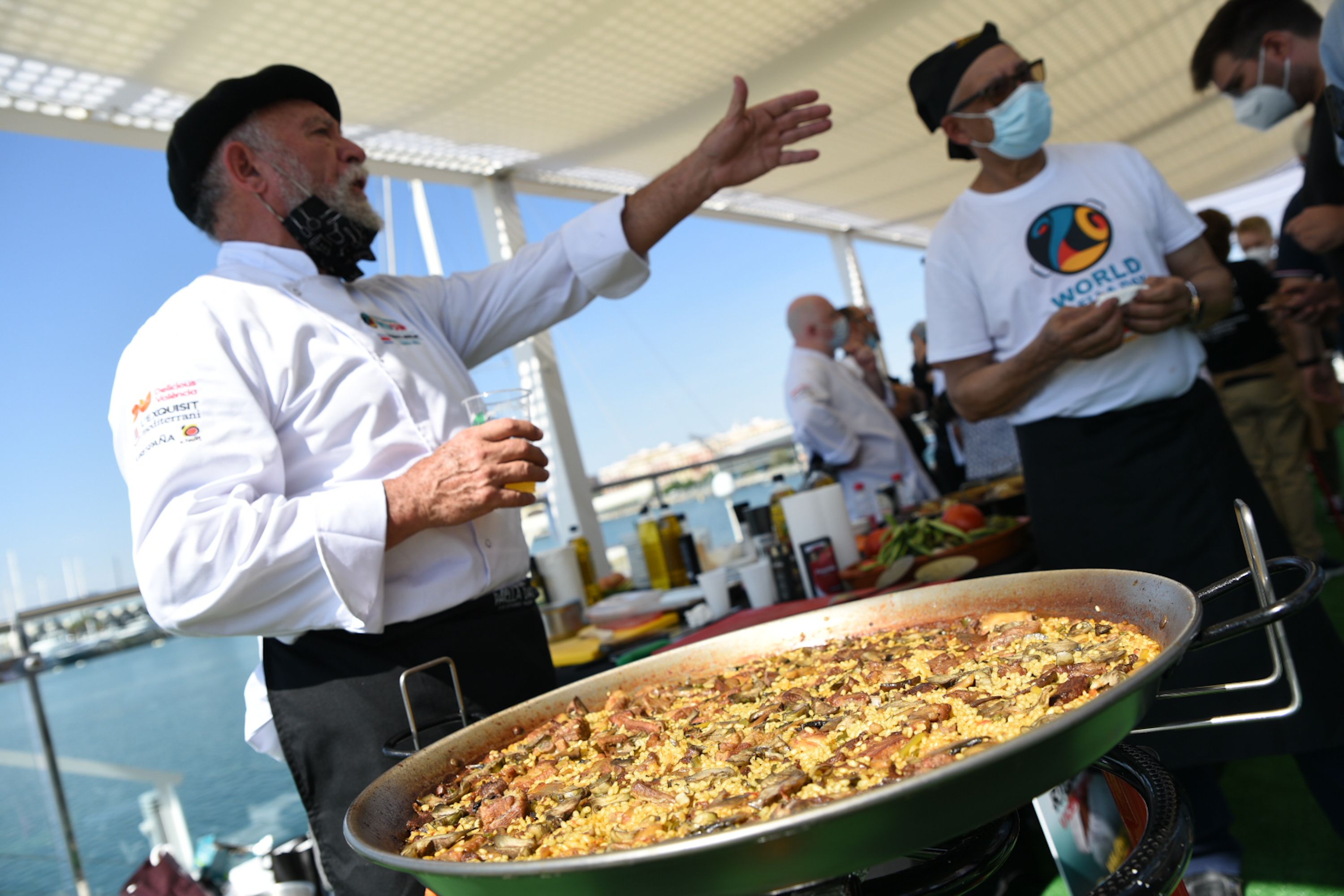 Un chef que cocina una paella / EP