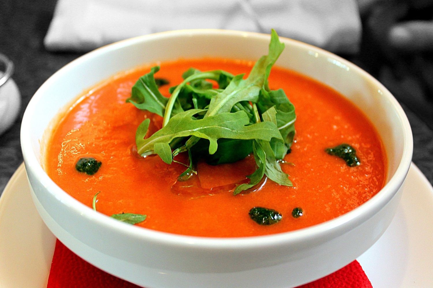 Un plato de gazpacho adornado con algún vegetal / PIXABAY