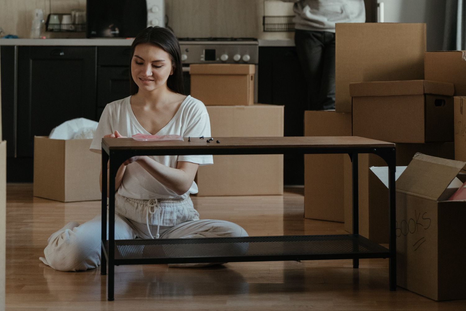 Una mujer monta un mueble / PEXELS