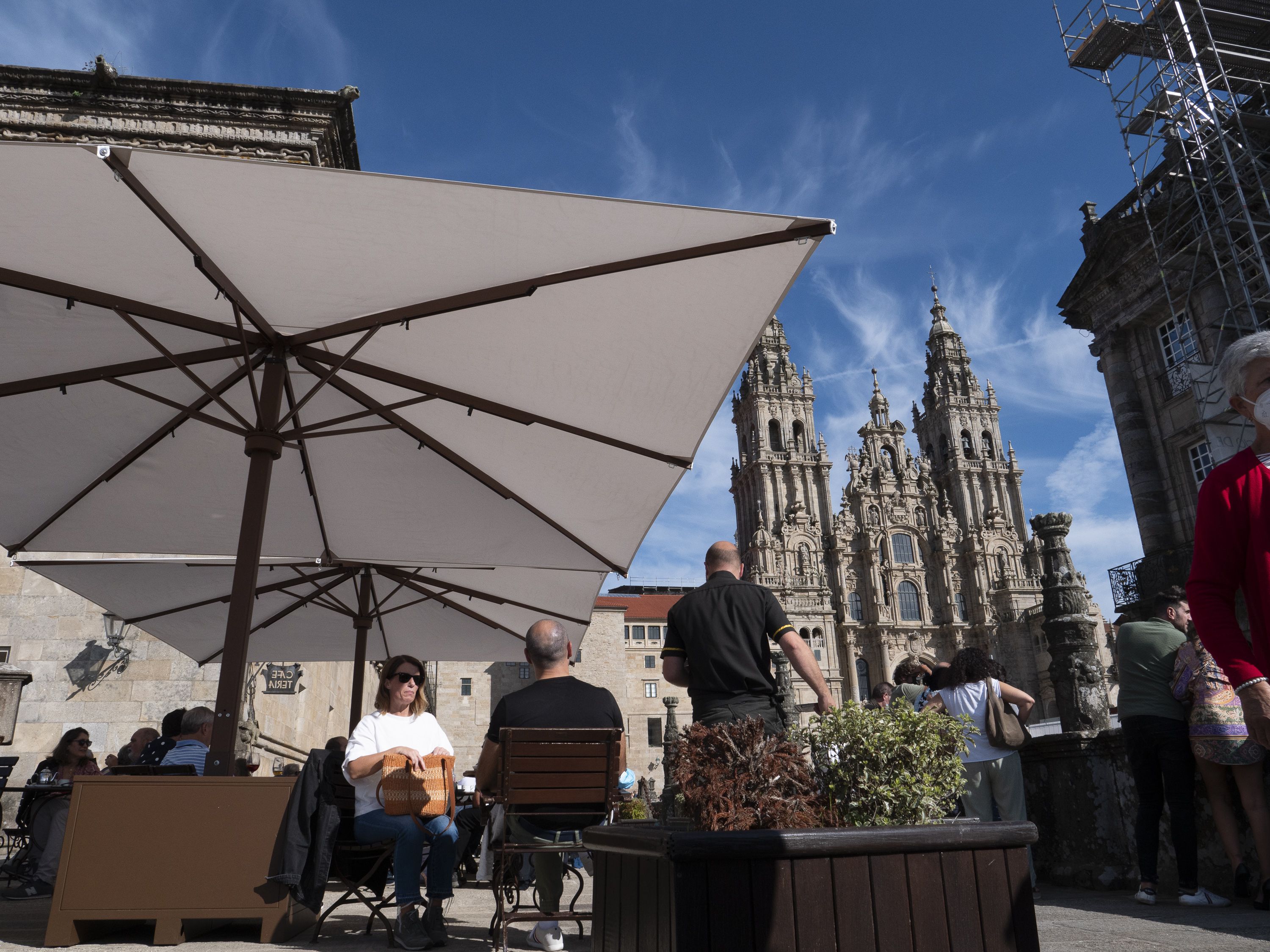 Una terraza con dos personas en Santiago de Compostela / EP