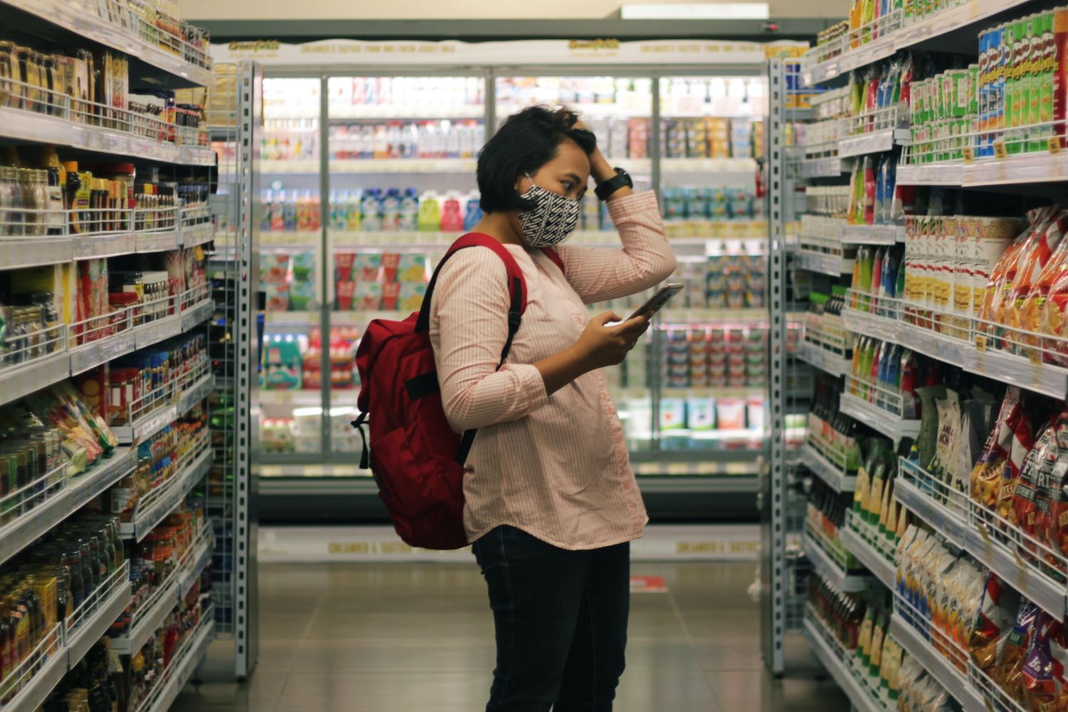 Una mujer busca productos de marca blanca / PEXELS