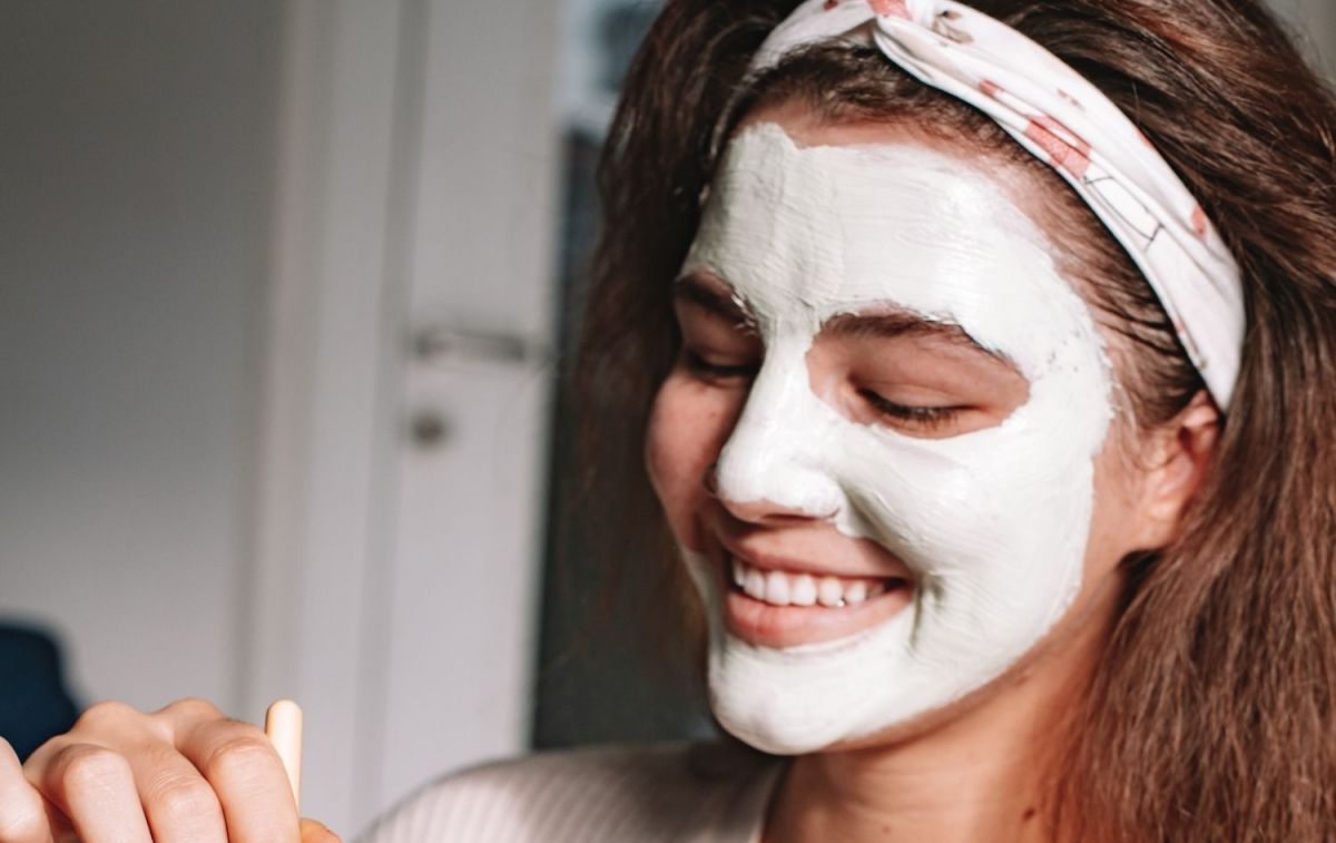 Una mujer con un producto cosmético en el rostro / PEXELS