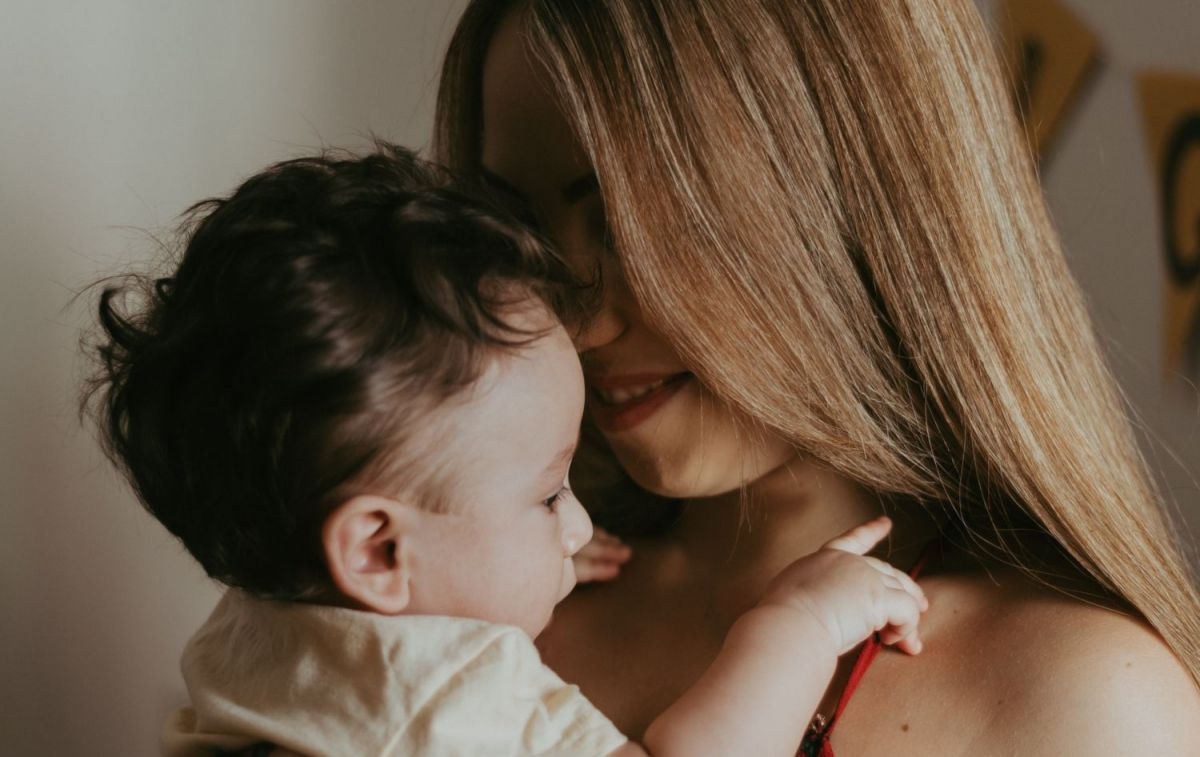 Una madre durante su lactancia coge en brazos a su bebé / PEXELS