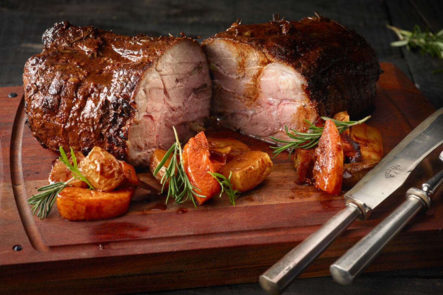 Un plato de asado con carne de cerdo / TELLO