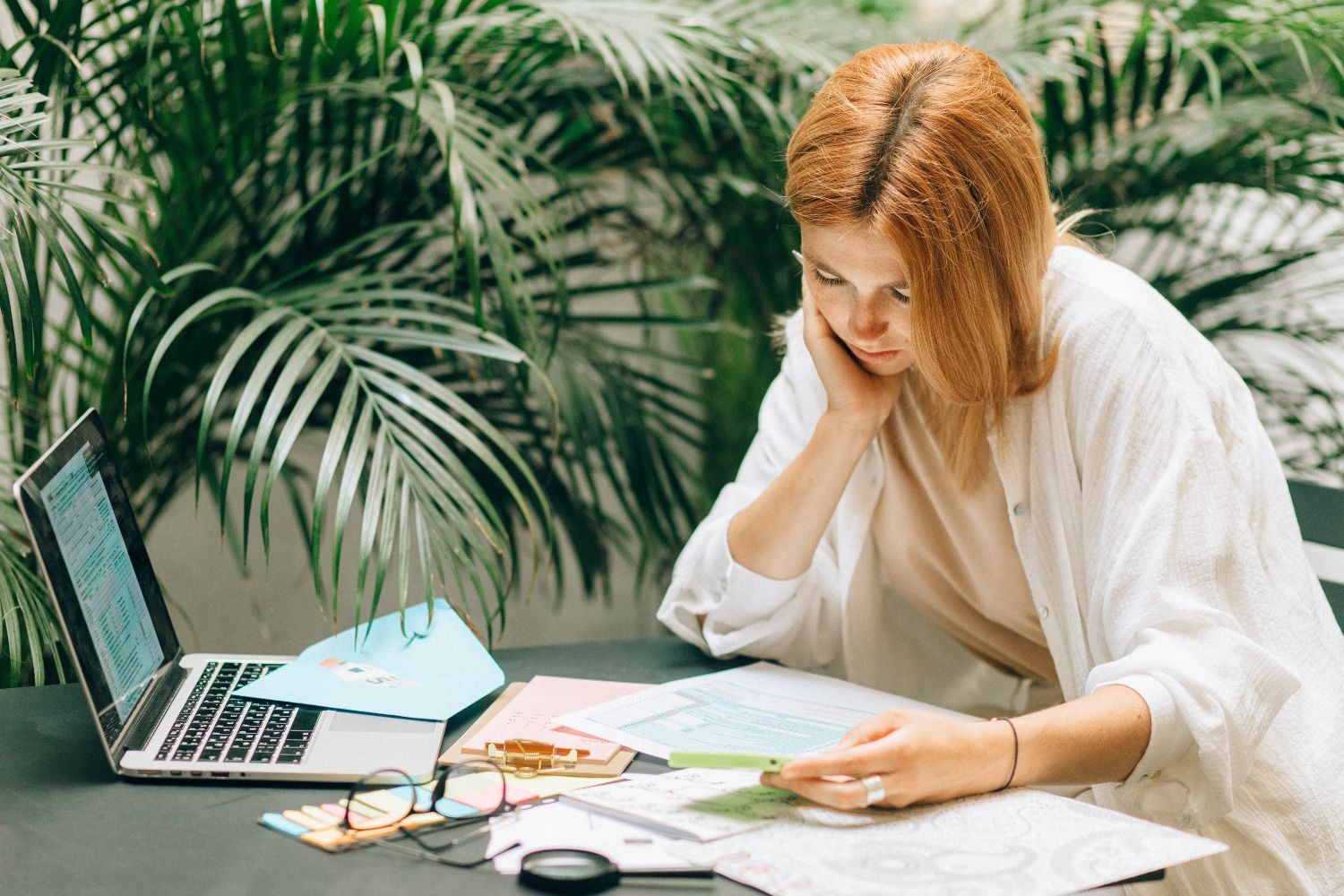 Una mujer revisa el precio de la luz / PEXELS