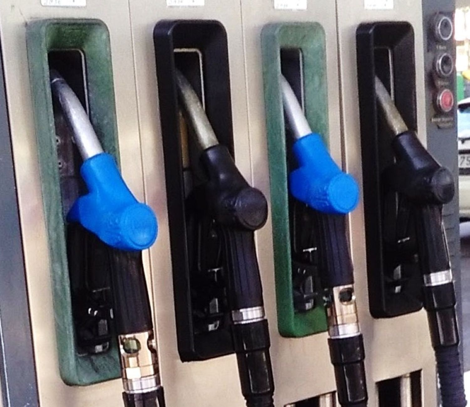 Varios surtidores de combustible de una gasolinera para repostar gasolina / EP