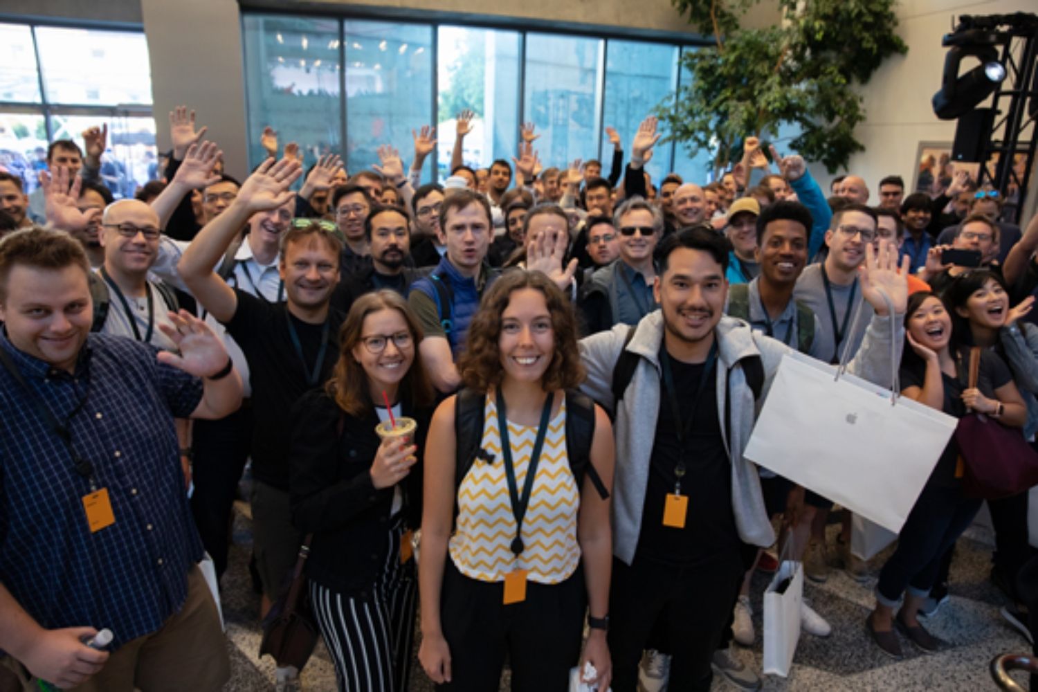 Un grupo de desarrolladores en una conferencia WWDC / APPLE