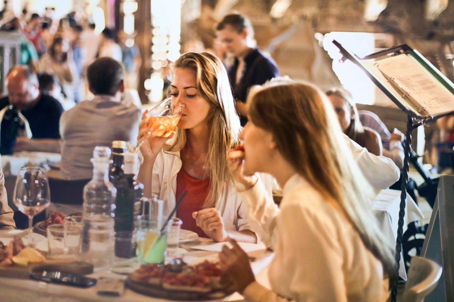 Dos mujeres consumen fuera de casa / PEXELS