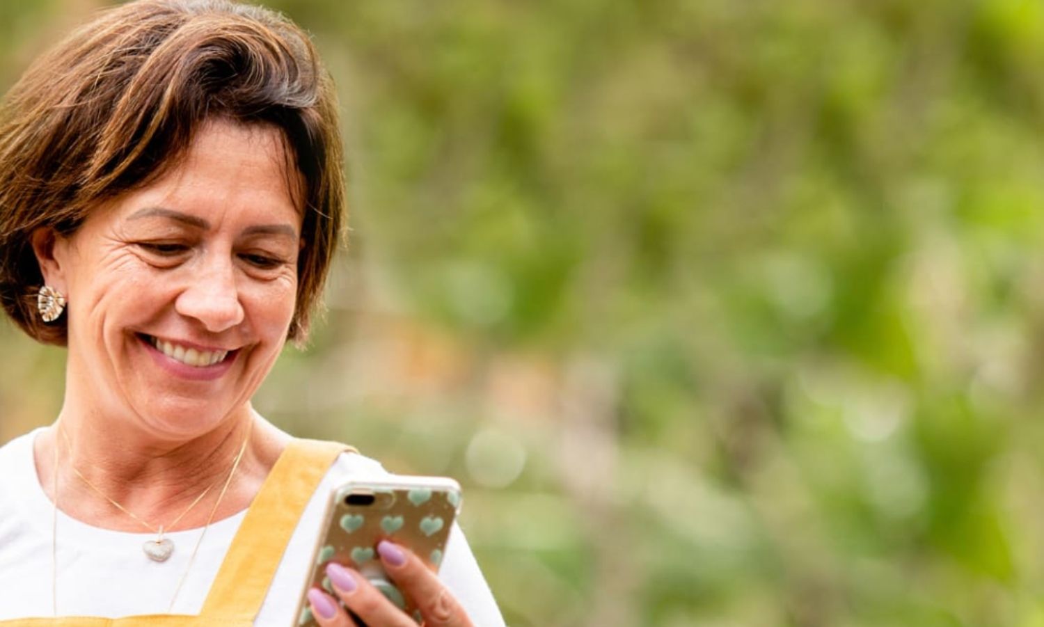 Una mujer con su teléfono móvil en la mano / BIZUM