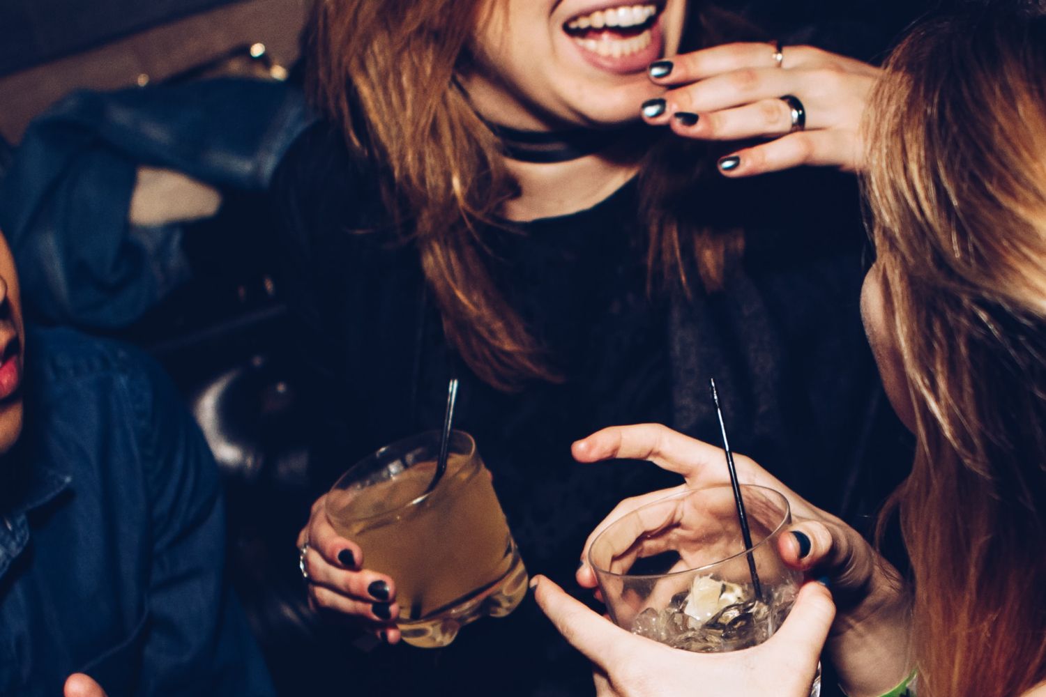 Dos jóvenes beben alcohol en una fiesta / UNSPLASH