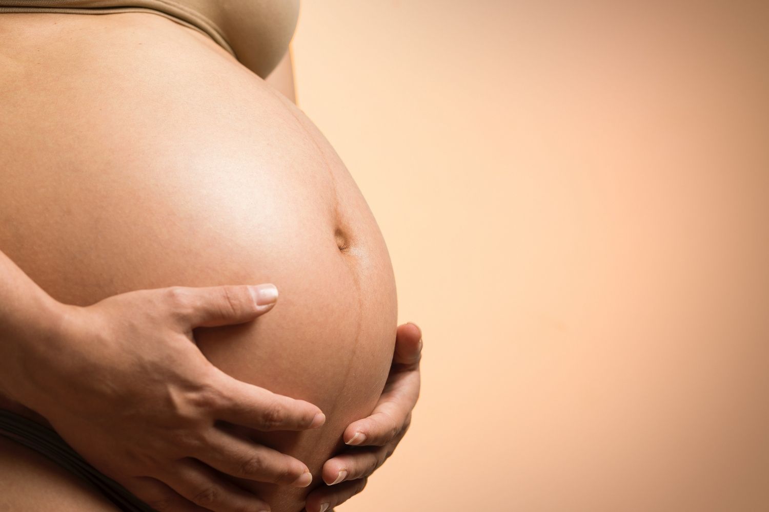 Una mujer embarazada que puede padecer preeclampsia o no /  PEXELS