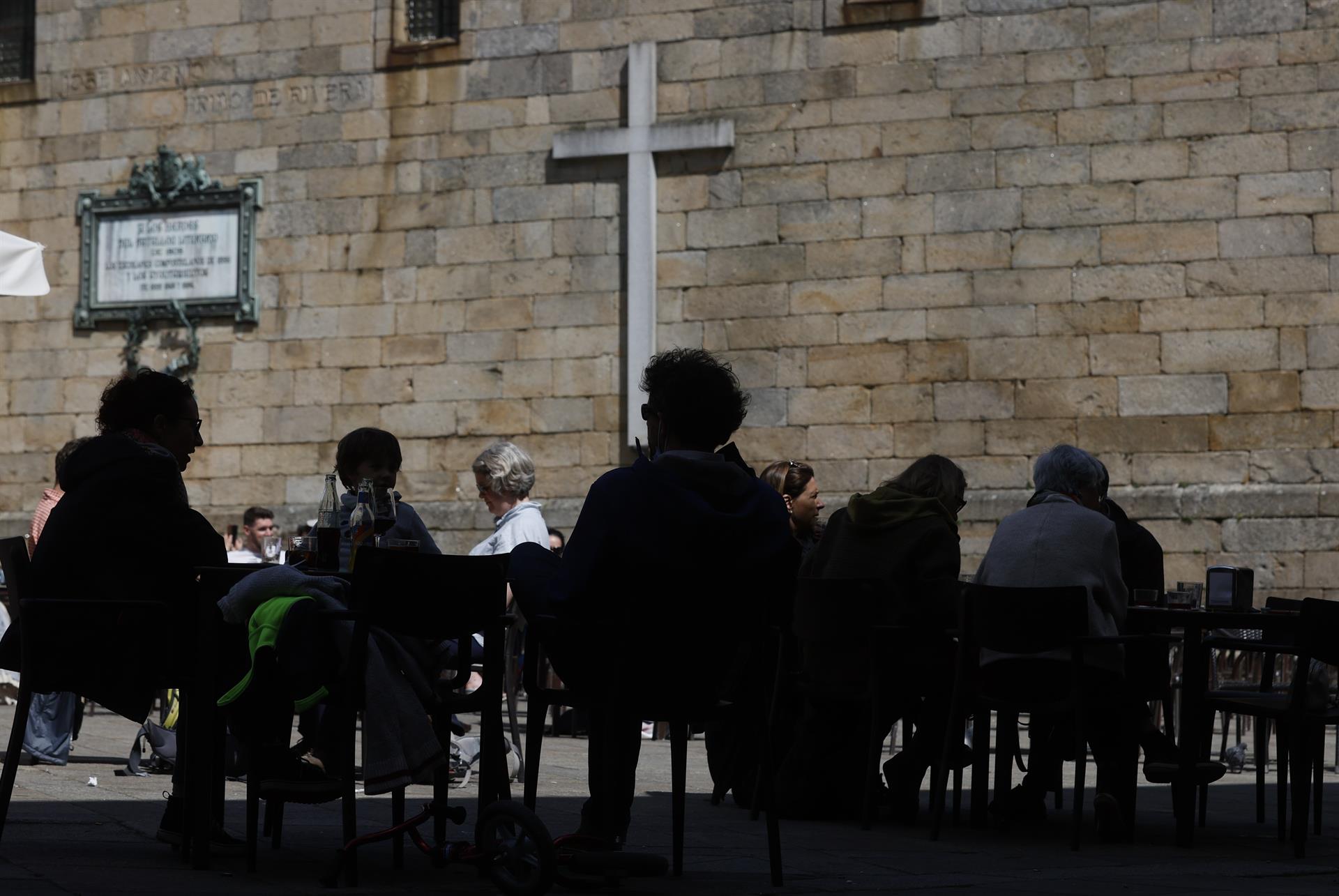 Un negocio dedicado a la restauración delante de una iglesia / EFE