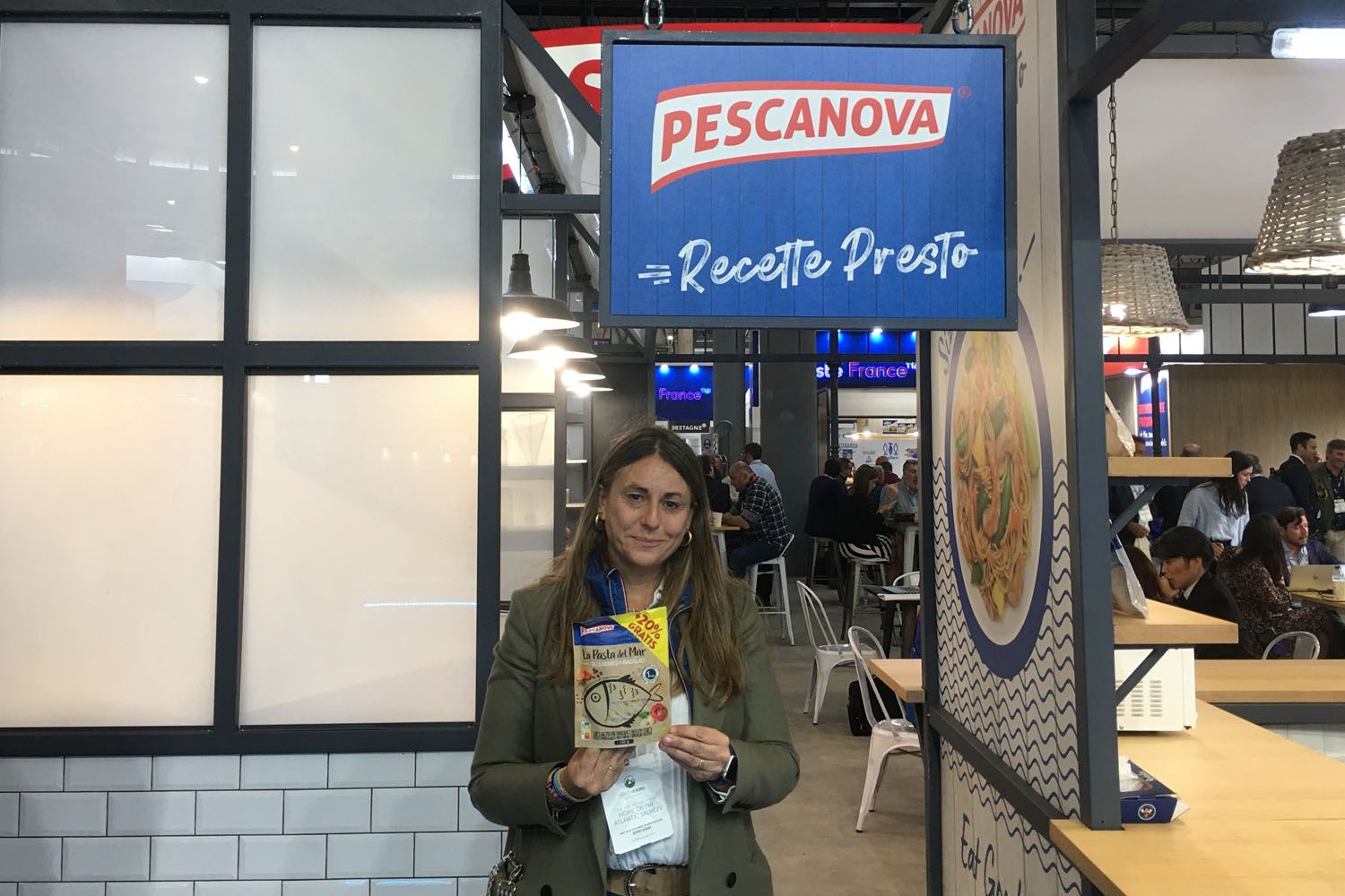 Tesa Díaz-Faes, directora de comunicación de Pescanova, con los tallarines de bacalao en la feria Seafood de Barcelona / CG