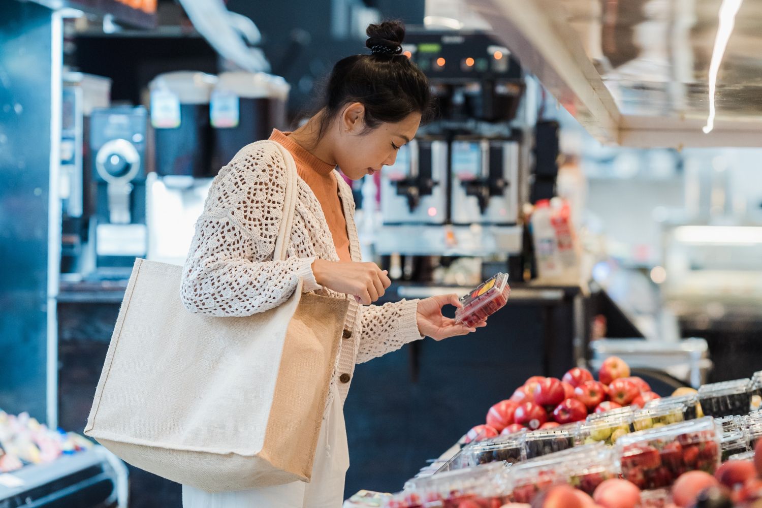 Una mujer hace la compra con la inflación disparada / PEXELS