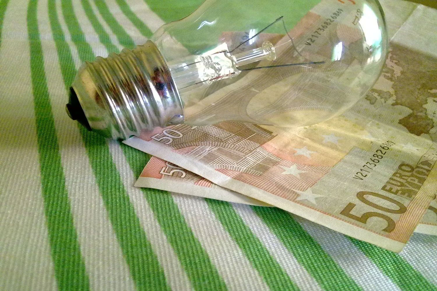 Una bombilla con dos billetes para pagar la luz / FLICKR