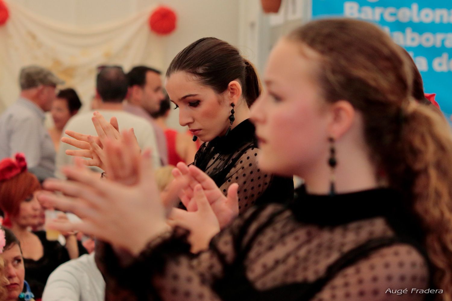 Dos mujeres bailan en la Feria de Abril / FLICKR