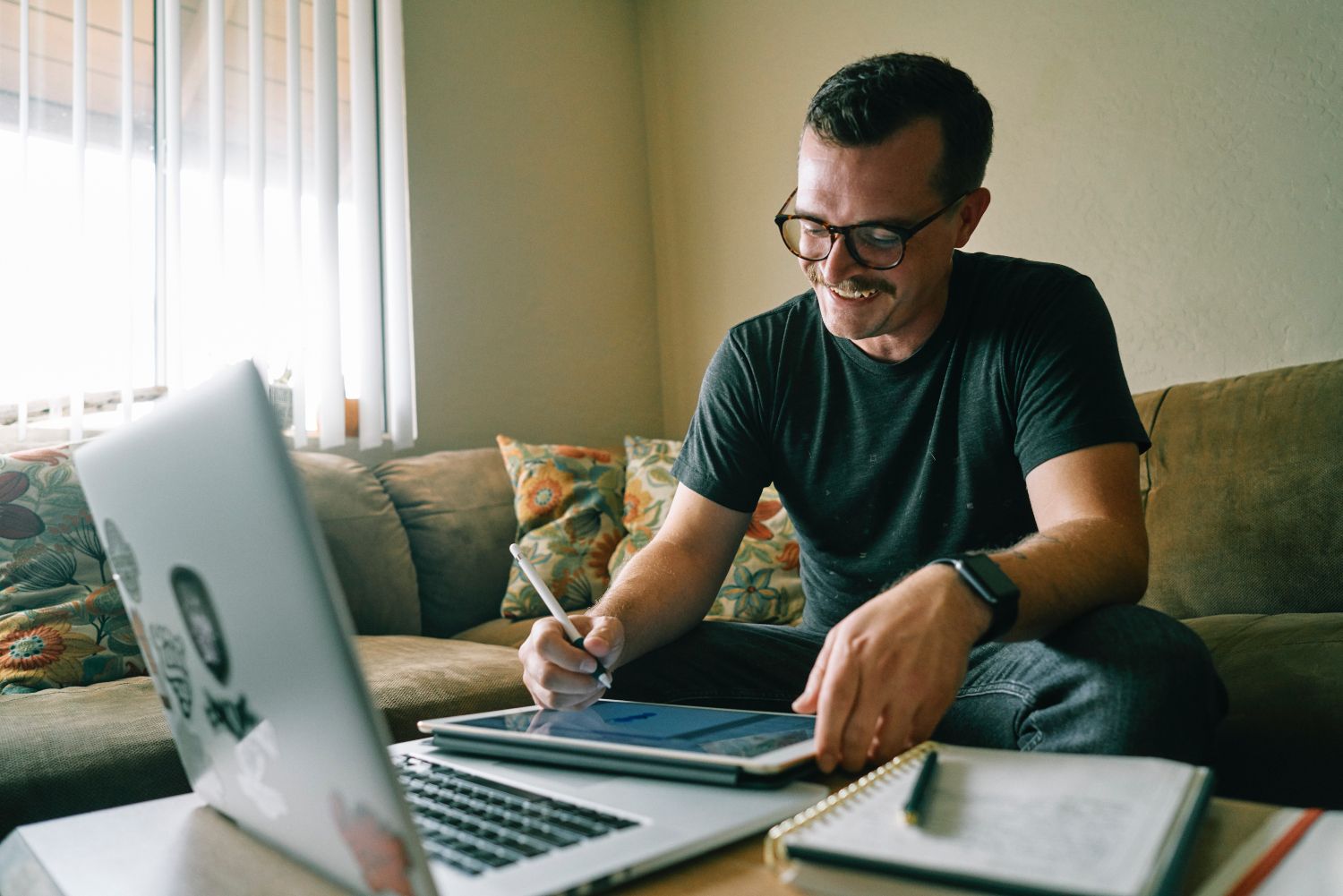 Una persona teletrabaja con su ordenador en una de las mejores ciudades para combinar trabajo y ocio de Europa / UNSPLASH