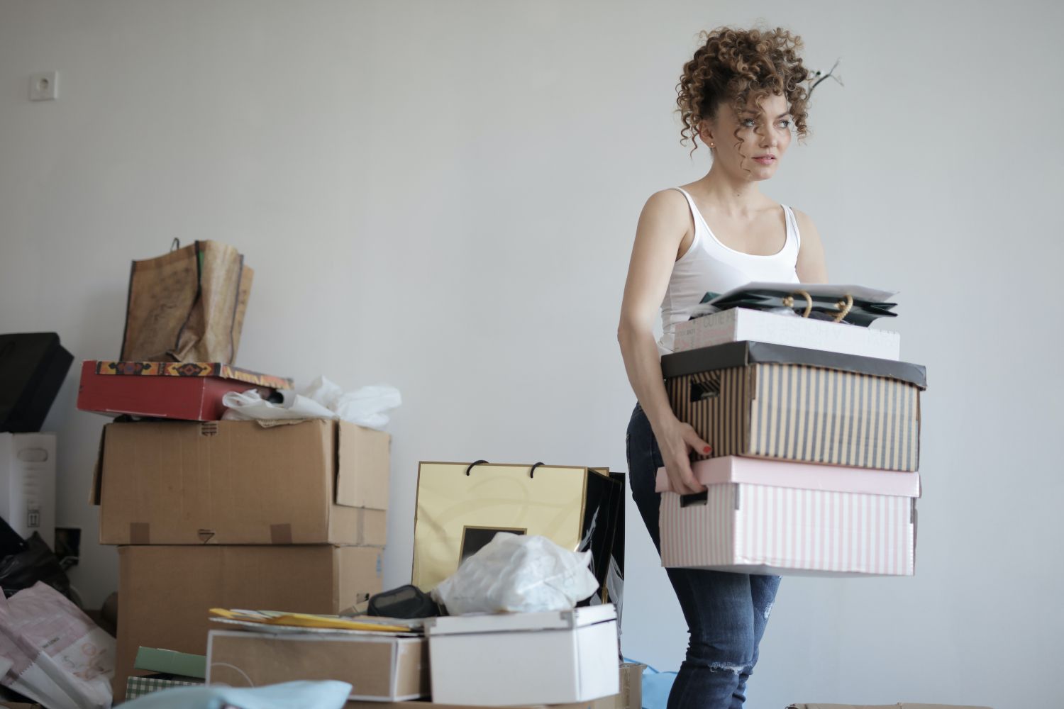 Una mujer hace la mudanza en su nuevo piso / PEXELS