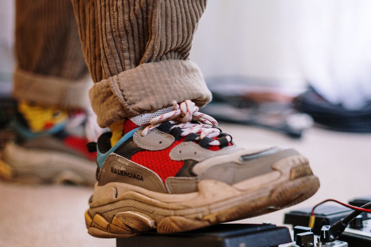 Las zapatillas de Balenciaga de 1.500€ que tu madre tiraría a basura