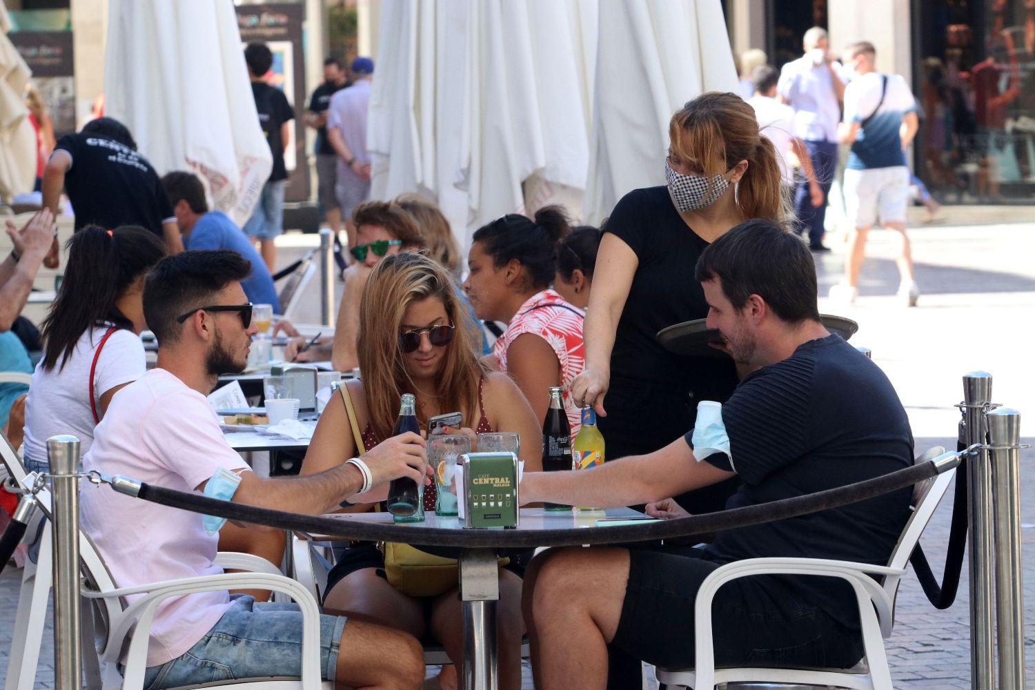 La terraza de un bar llena de gente / EP