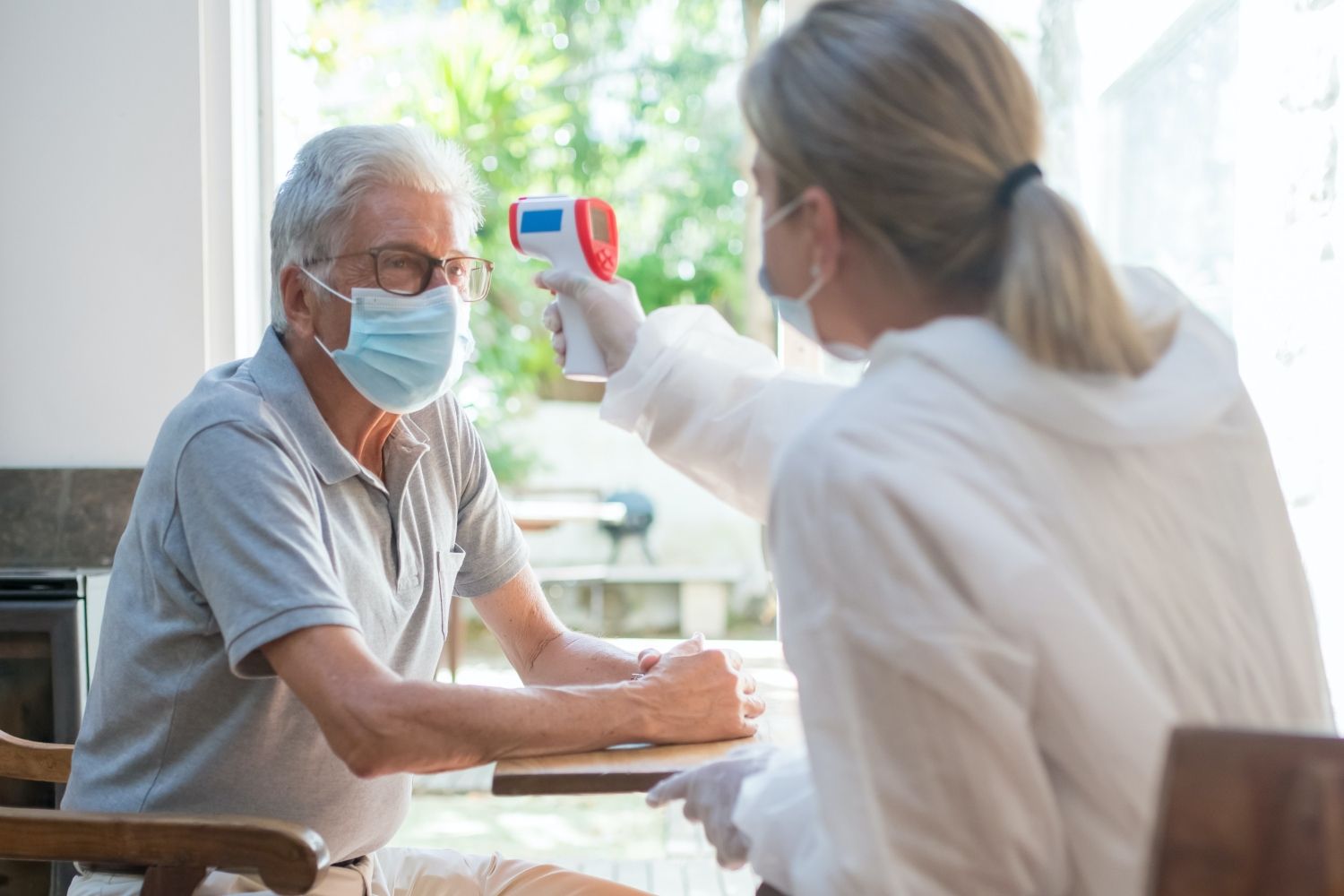 Un médico visita a una persona mayor en su casa / PEXELS