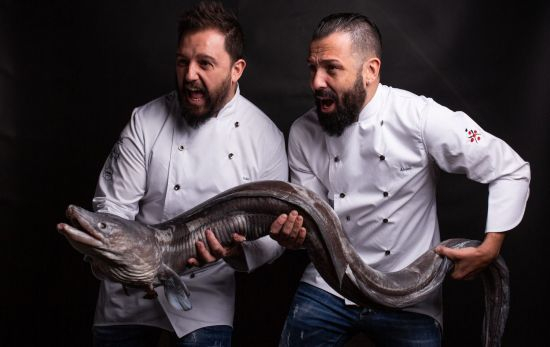 Iván y Álvaro con un pescado / GRUPO ARZÁBAL