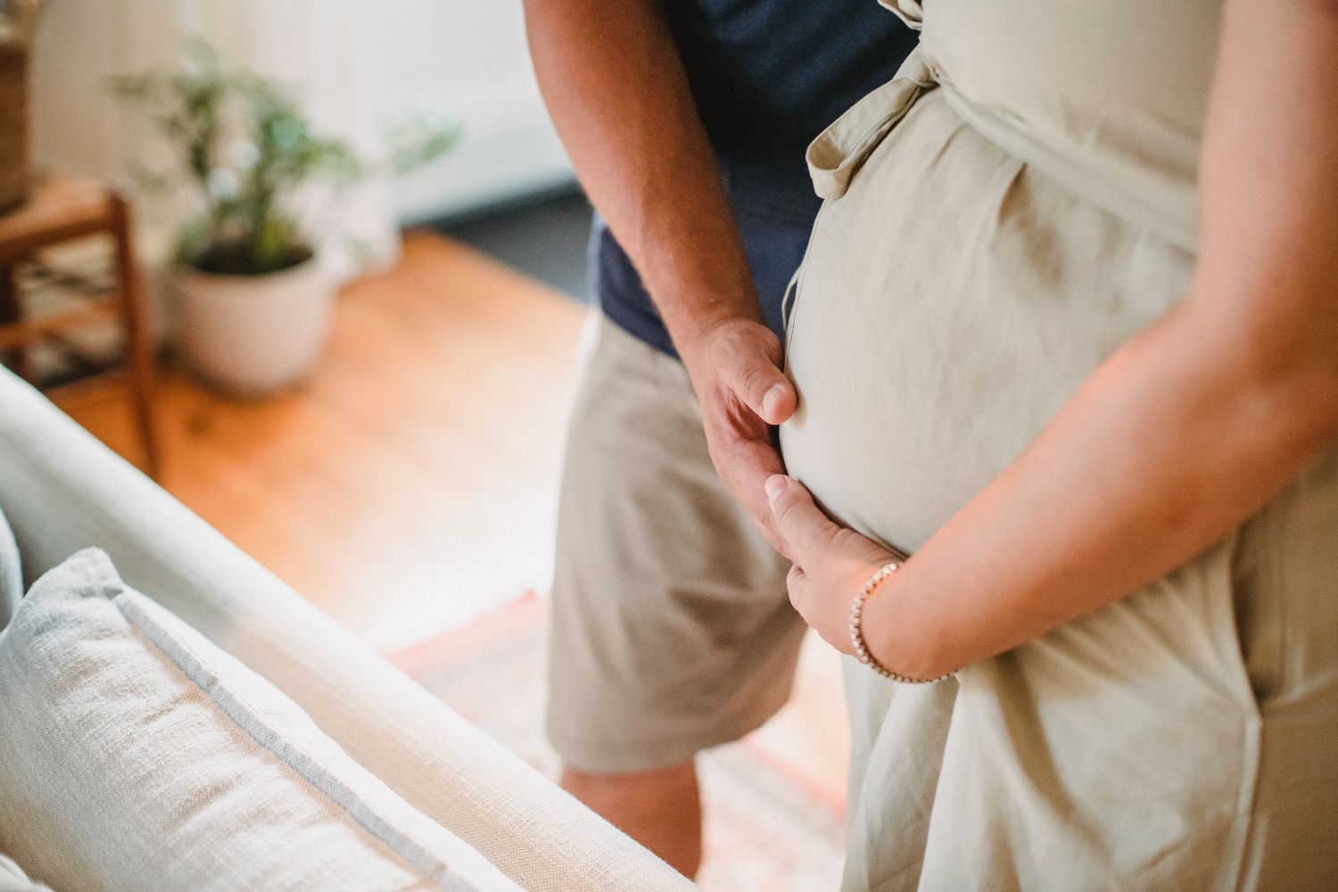 Una mujer embarazada a punto de ponerse de parto / PEXELS