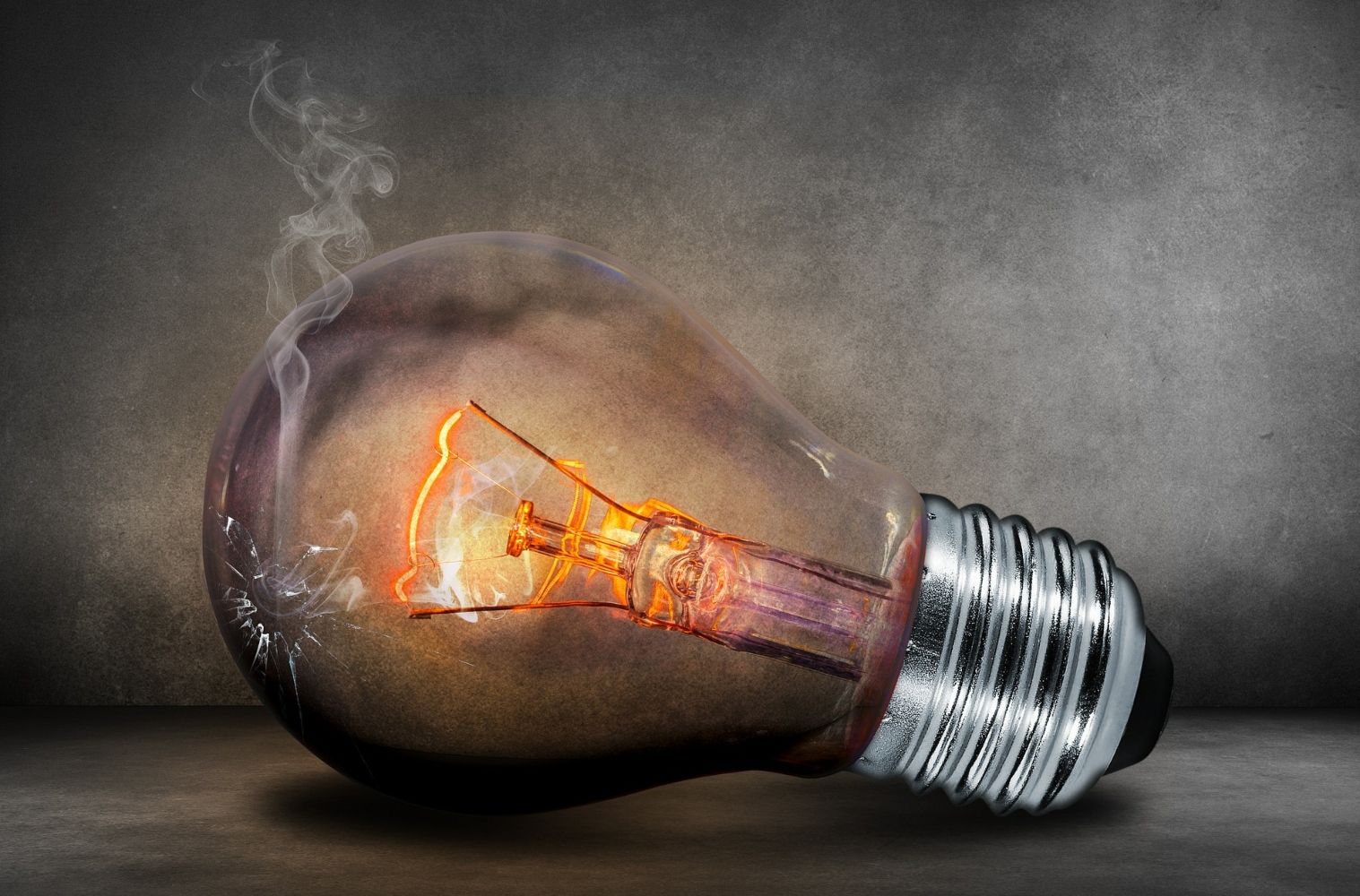 Una bombilla de luz saca humo / PIXABAY