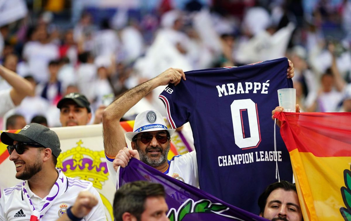 Varios aficionados del Real Madrid, uno de ellos con una camiseta de Mbappé / EP
