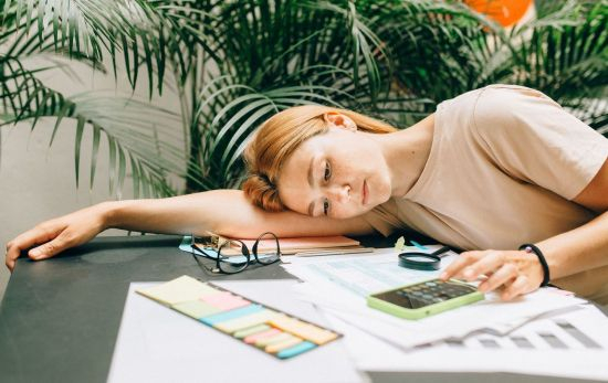 Una chica, desesperada, con la factura de la luz / PEXELS Una chica, desesperada, con la factura de la luz / PEXELS