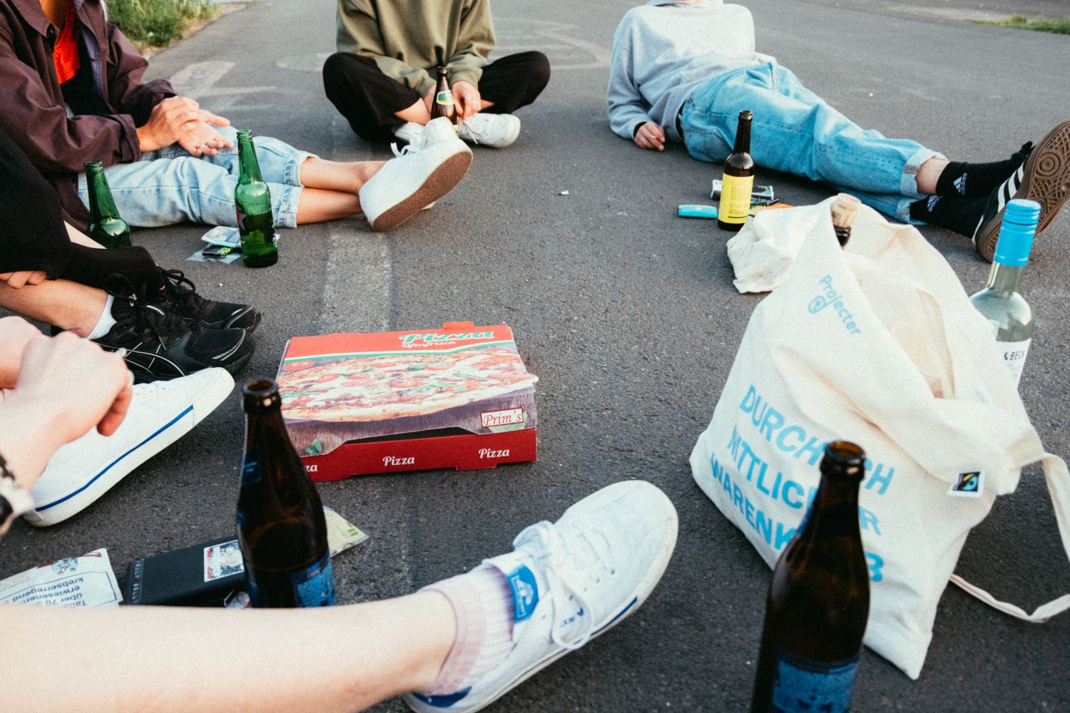 Varios menores beben alcohol en la calle / PEXELS