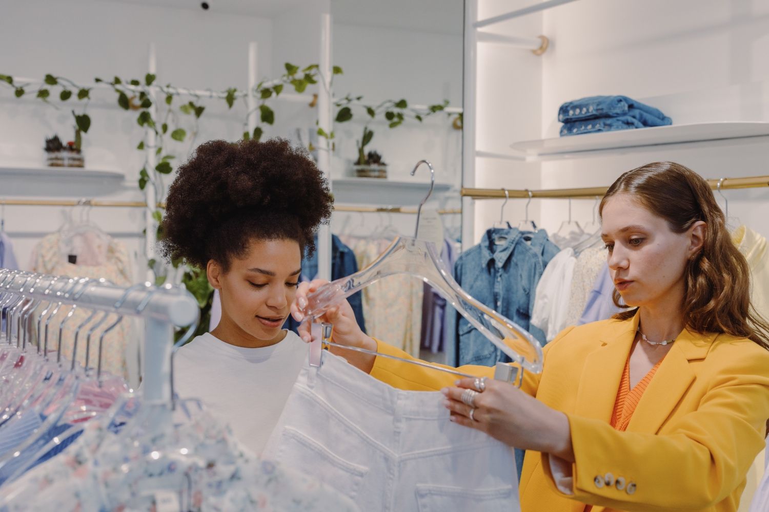 Dos chicas compran ropa de color blanco en una tienda/ PEXELS