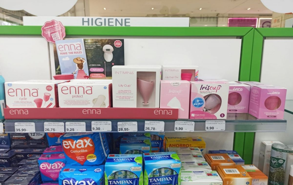 Diferentes marcas de copas menstruales en la farmacia / NB