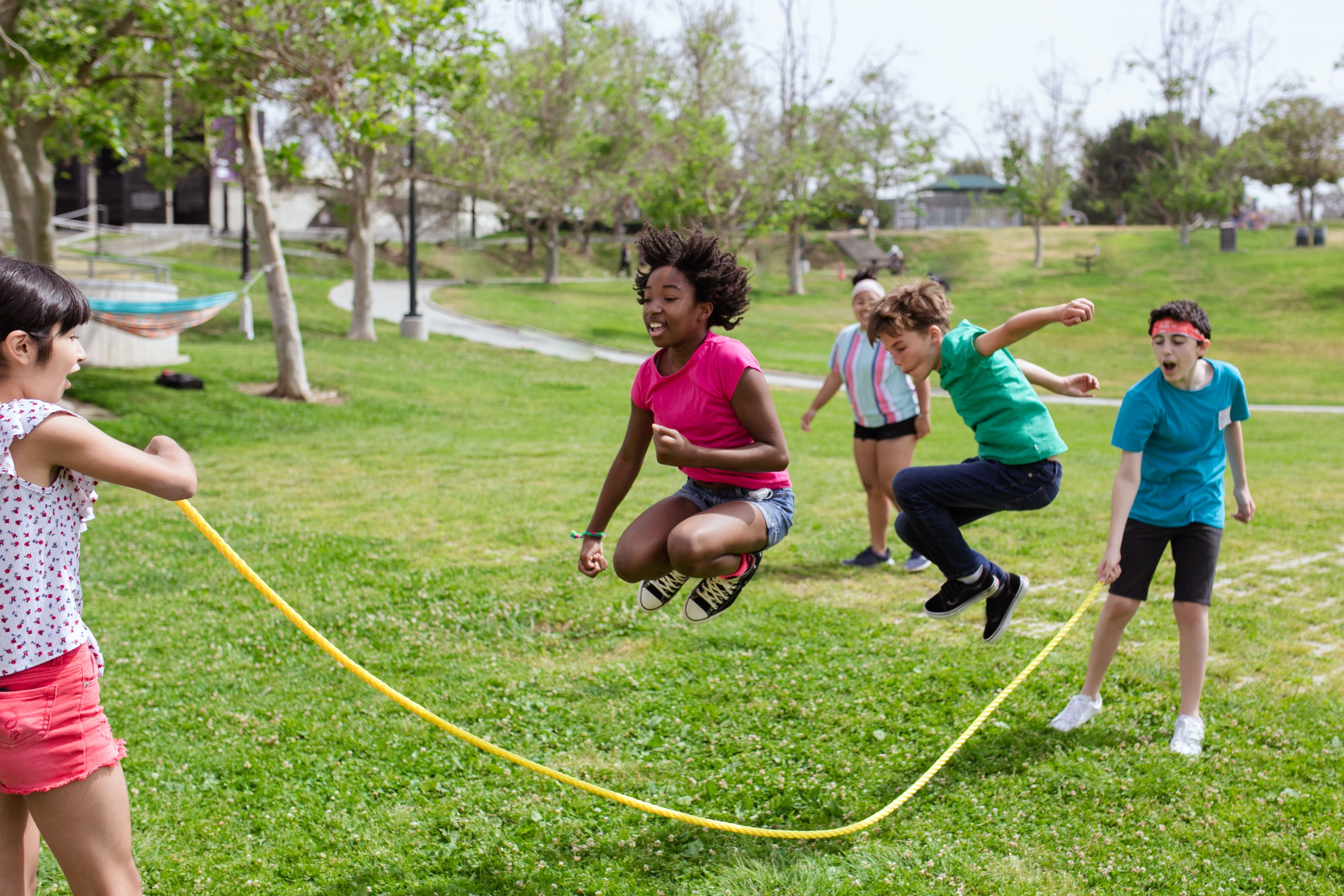 Un grupo de niños salta a la comba en uno de los campamentos de verano / PEXELS