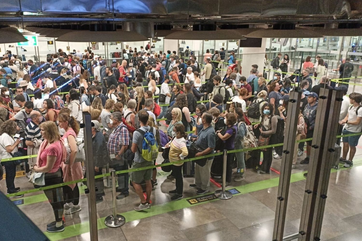 Varios pasajeros hacen colas en los controles de pasaportes en el aeropuerto de Madrid / EP